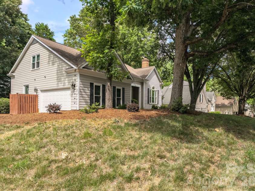 6632 Elmstone Drive, Charlotte, NC 28277.  MLS# CAR4397020, YatesRealty ID 33642. 