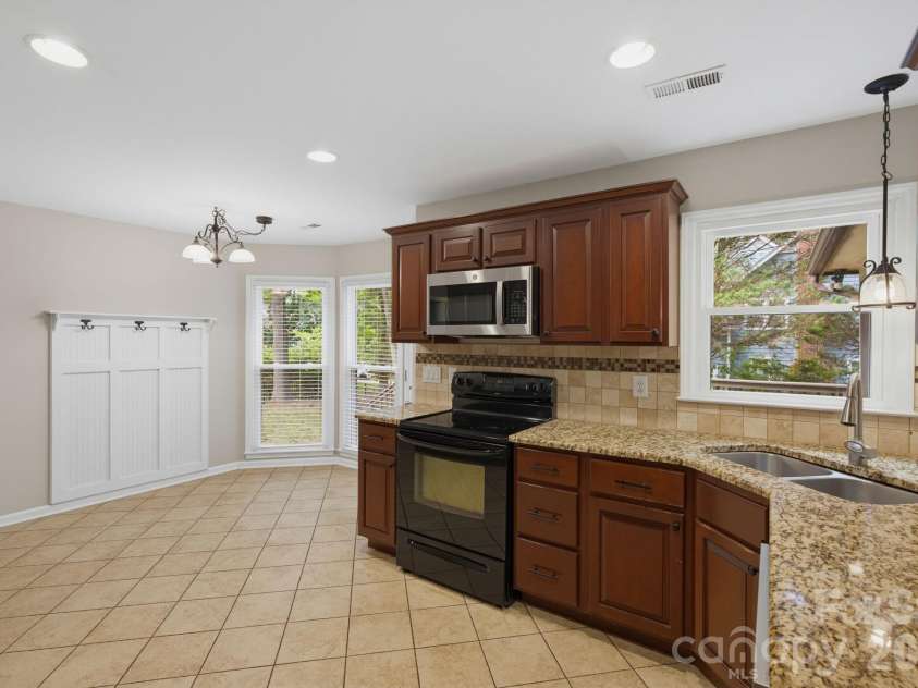 6632 Elmstone Drive, Charlotte, NC 28277.  MLS# CAR4397020, YatesRealty ID 33642. 