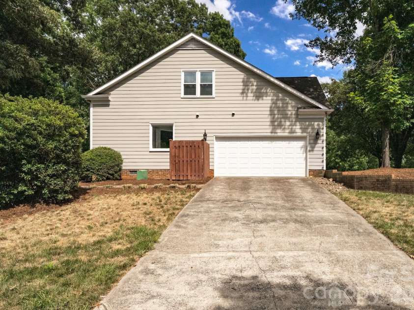 6632 Elmstone Drive, Charlotte, NC 28277.  MLS# CAR4397020, YatesRealty ID 33642. 