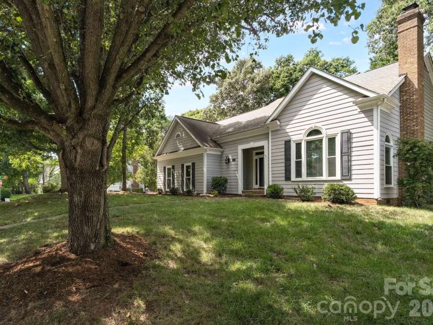 6632 Elmstone Drive, Charlotte, NC 28277.  MLS# CAR4397020, YatesRealty ID 33642. 
