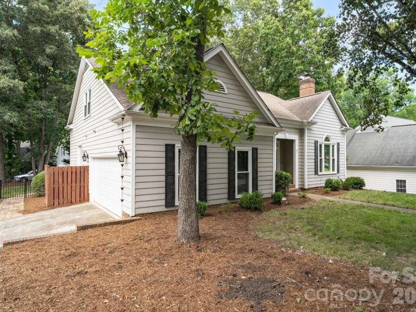 6632 Elmstone Drive, Charlotte, NC 28277.  MLS# CAR4397020, YatesRealty ID 33642. 
