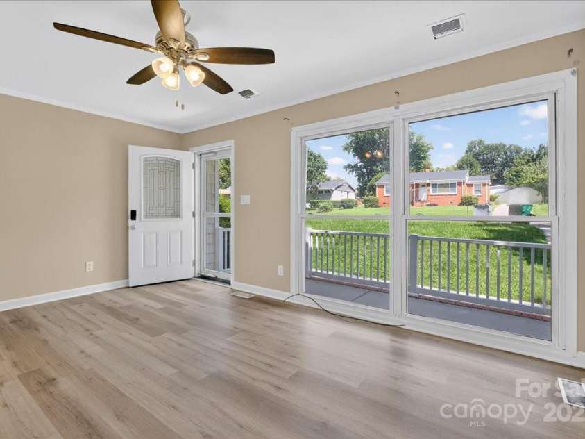 2221 Ludlow Drive, Charlotte, NC 28216.  MLS# CAR4292812, YatesRealty ID 33644. 