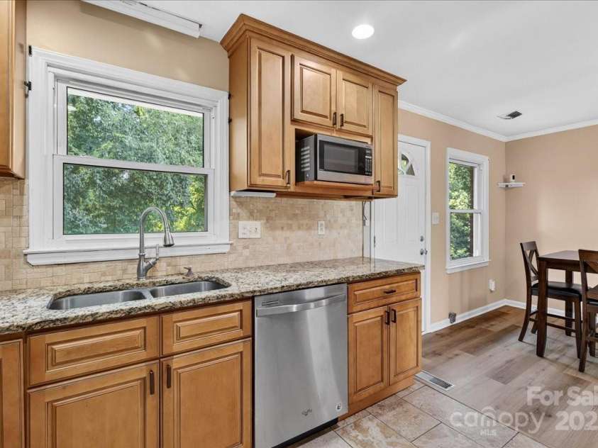 2221 Ludlow Drive, Charlotte, NC 28216.  MLS# CAR4292812, YatesRealty ID 33644. 