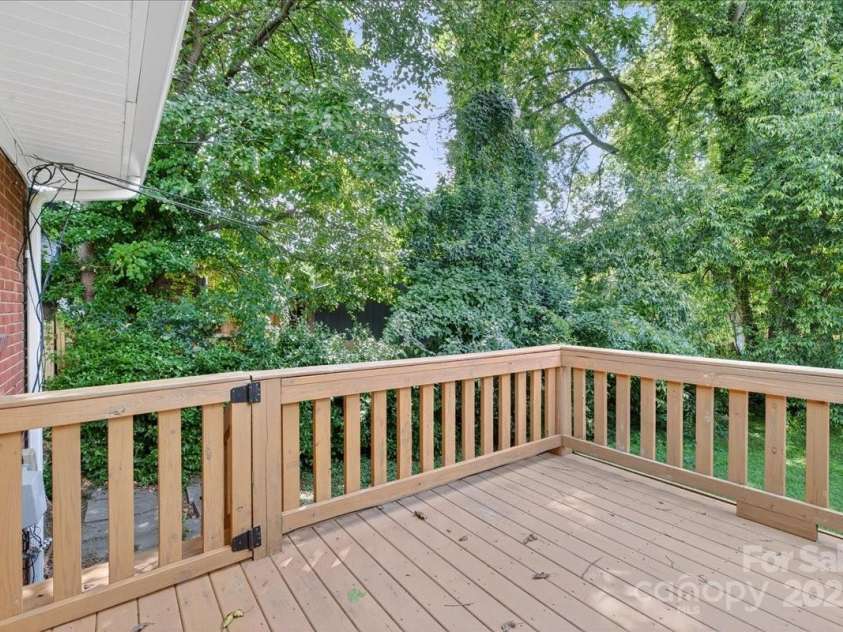 2221 Ludlow Drive, Charlotte, NC 28216.  MLS# CAR4292812, YatesRealty ID 33644. 