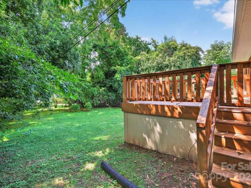 2221 Ludlow Drive, Charlotte, NC 28216.  MLS# CAR4292812, YatesRealty ID 33644. Access to the fenced backyard from the deck