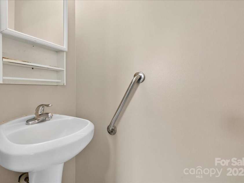 2221 Ludlow Drive, Charlotte, NC 28216.  MLS# CAR4292812, YatesRealty ID 33644. Half bath
