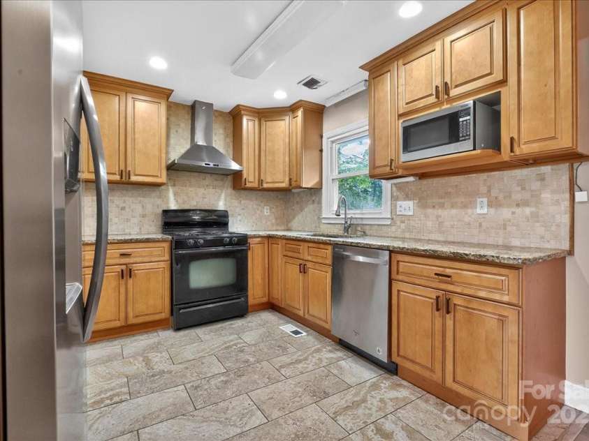 2221 Ludlow Drive, Charlotte, NC 28216.  MLS# CAR4292812, YatesRealty ID 33644. Kitchen