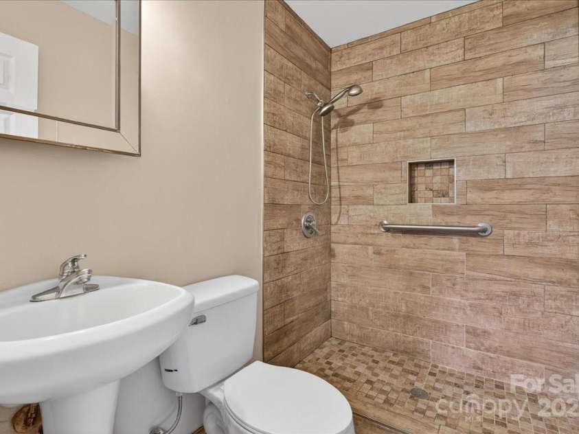 2221 Ludlow Drive, Charlotte, NC 28216.  MLS# CAR4292812, YatesRealty ID 33644. Updated Full Bath (located in the hallway)
