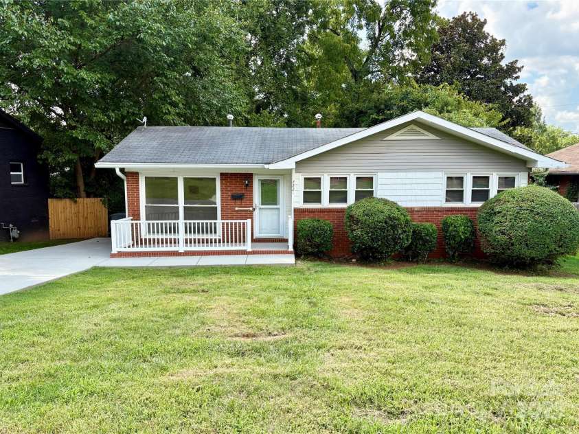 2221 Ludlow Drive, Charlotte, NC 28216.  MLS# CAR4292812, YatesRealty ID 33644. Welcome to 2221 Ludlow Drive!