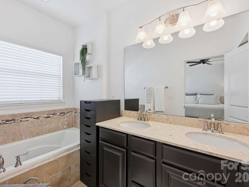 1353 Jacemans Way, Cornelius, NC 28031.  MLS# CAR4382389, YatesRealty ID 33645. Primary Bathroom