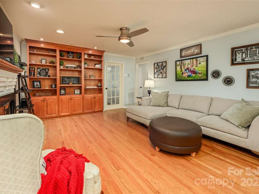 651 Heatherly Road, Mooresville, NC 28115.  MLS# CAR4289024, YatesRealty ID 33645. Built ins!