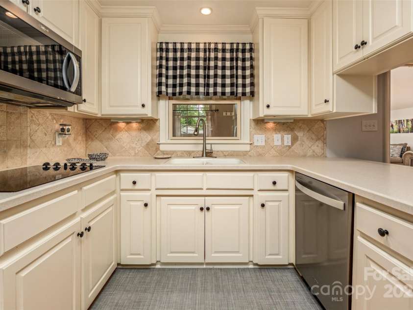 651 Heatherly Road, Mooresville, NC 28115.  MLS# CAR4289024, YatesRealty ID 33645. Pretty kitchen