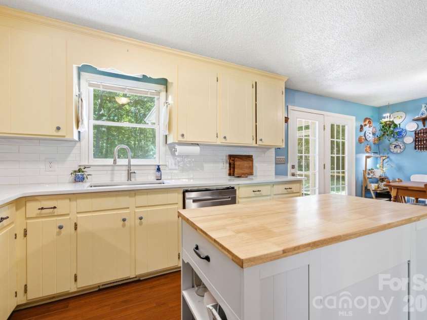 1949 Ridge Road, Clover, SC 29710.  MLS# CAR4396969, YatesRealty ID 33646. Kitchen