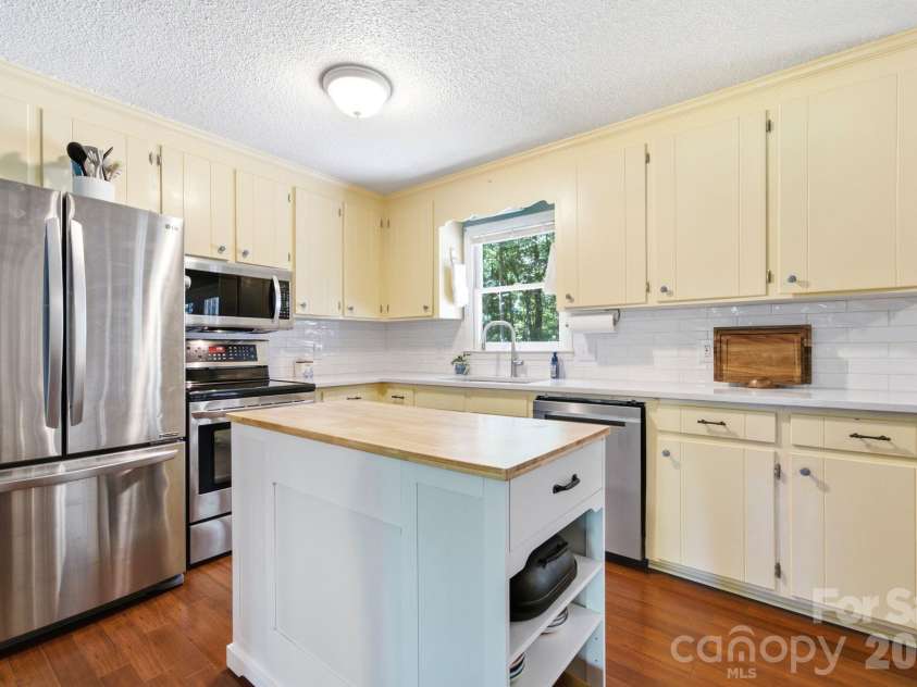 1949 Ridge Road, Clover, SC 29710.  MLS# CAR4396969, YatesRealty ID 33646. Kitchen