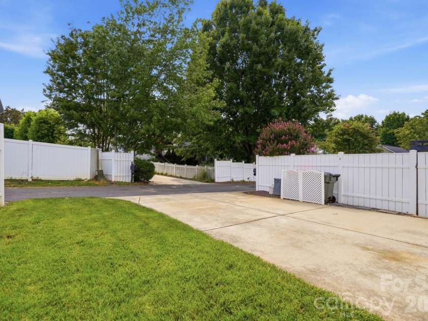716 Shady Grove Crossing, Fort Mill, SC 29708.  MLS# CAR4395468, YatesRealty ID 33647. 