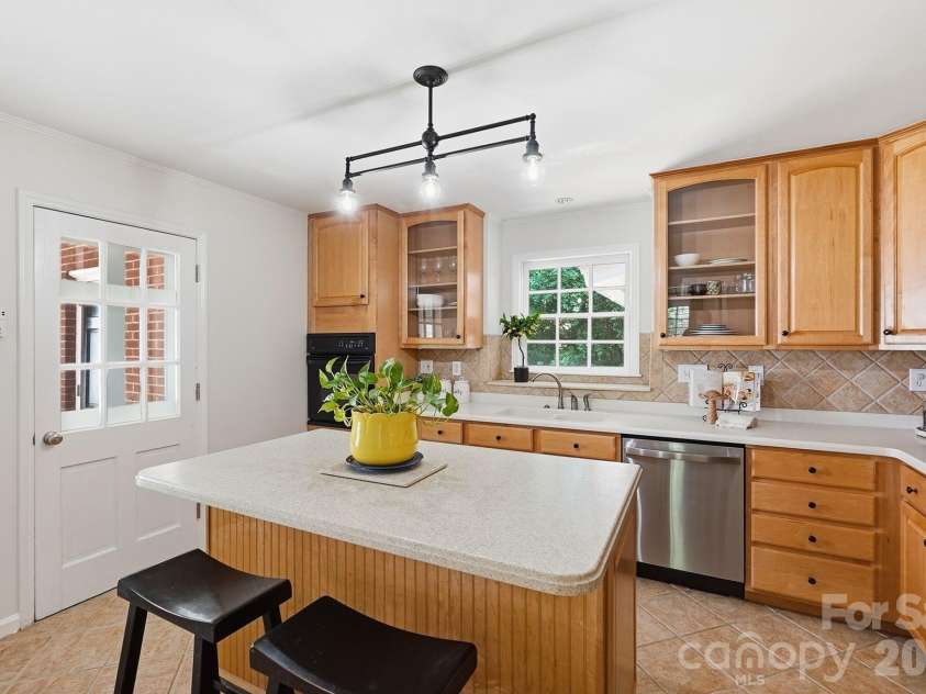 3635 Severn Avenue, Charlotte, NC 28210.  MLS# CAR4394133, YatesRealty ID 33648. 