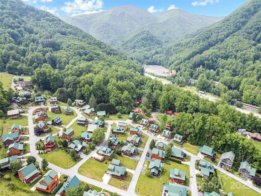 42 Bonus Court, Maggie Valley, NC 28751.  MLS# CAR4290265, YatesRealty ID 33648. 