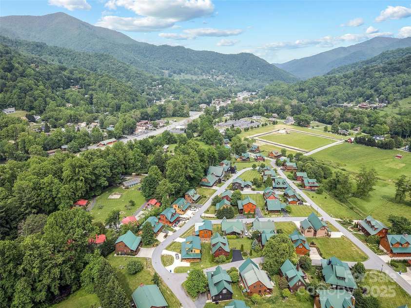 42 Bonus Court, Maggie Valley, NC 28751.  MLS# CAR4290265, YatesRealty ID 33648. 