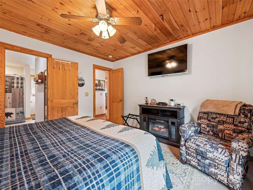 42 Bonus Court, Maggie Valley, NC 28751.  MLS# CAR4290265, YatesRealty ID 33648. 