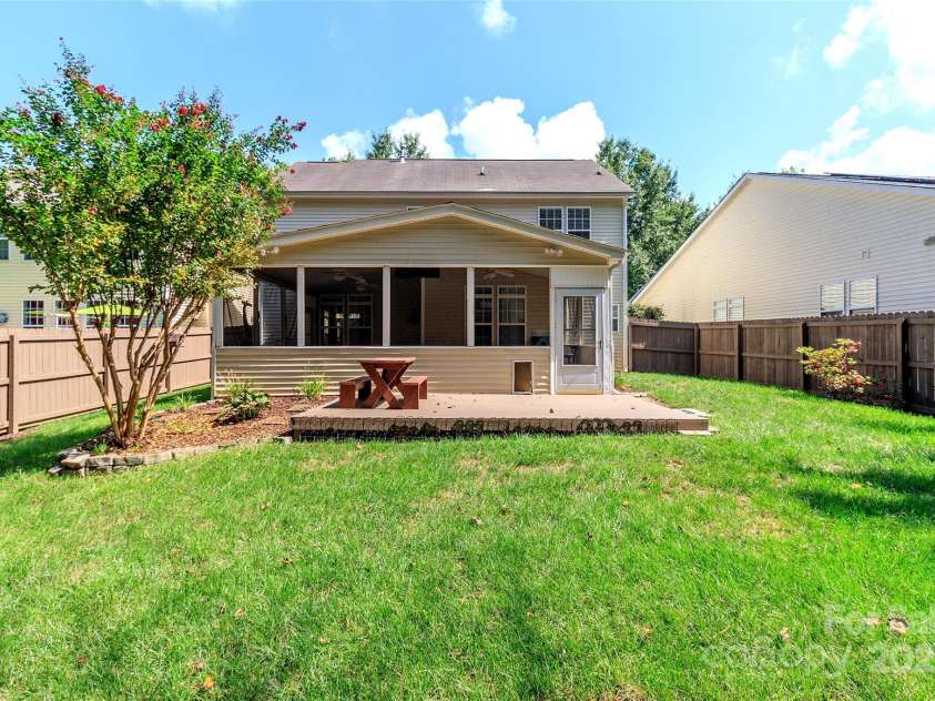 1814 Wilburn Park Lane, Charlotte, NC 28269.  MLS# CAR4291427, YatesRealty ID 33649. 