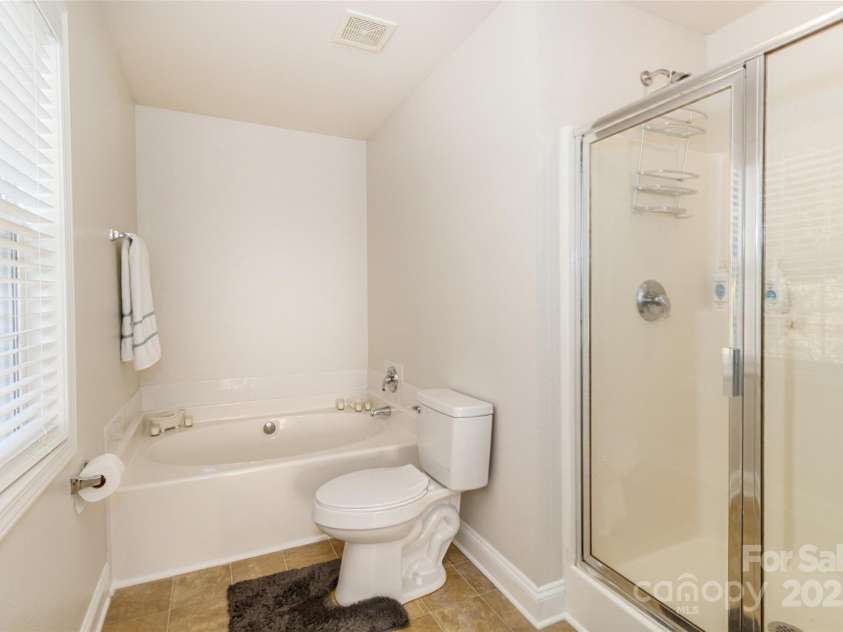 1814 Wilburn Park Lane, Charlotte, NC 28269.  MLS# CAR4291427, YatesRealty ID 33649. GARDEN TUB/ WALK IN SHOWER