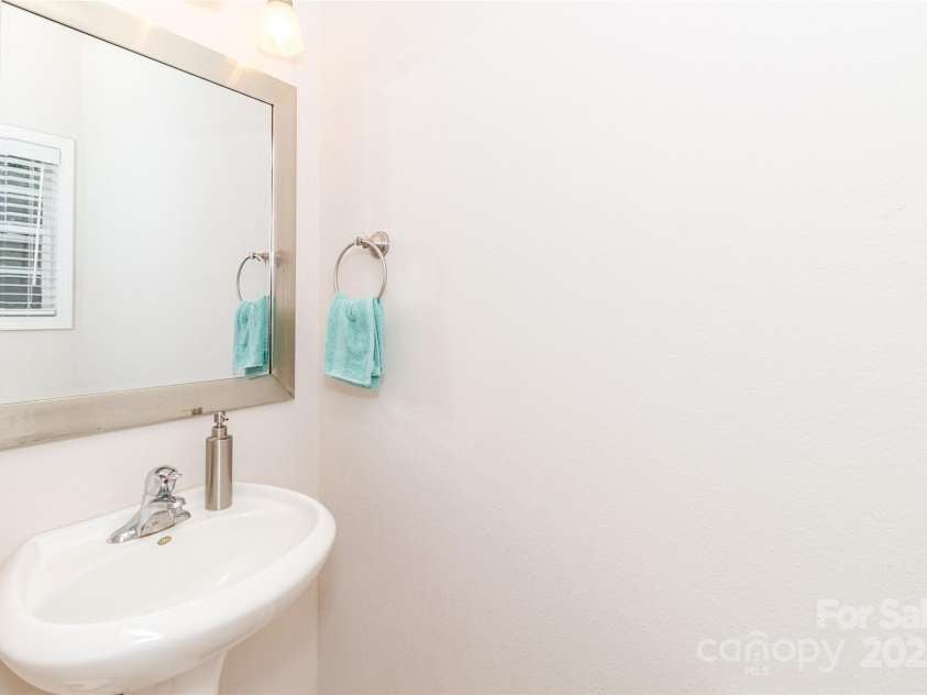 1814 Wilburn Park Lane, Charlotte, NC 28269.  MLS# CAR4291427, YatesRealty ID 33649. Powder Room