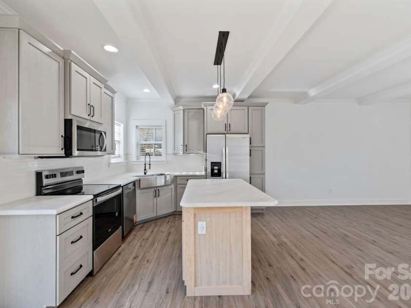 203 Southern Charm Road, Arden, NC 28704.  MLS# CAR4342838, YatesRealty ID 3365. Seated Kitchen Island