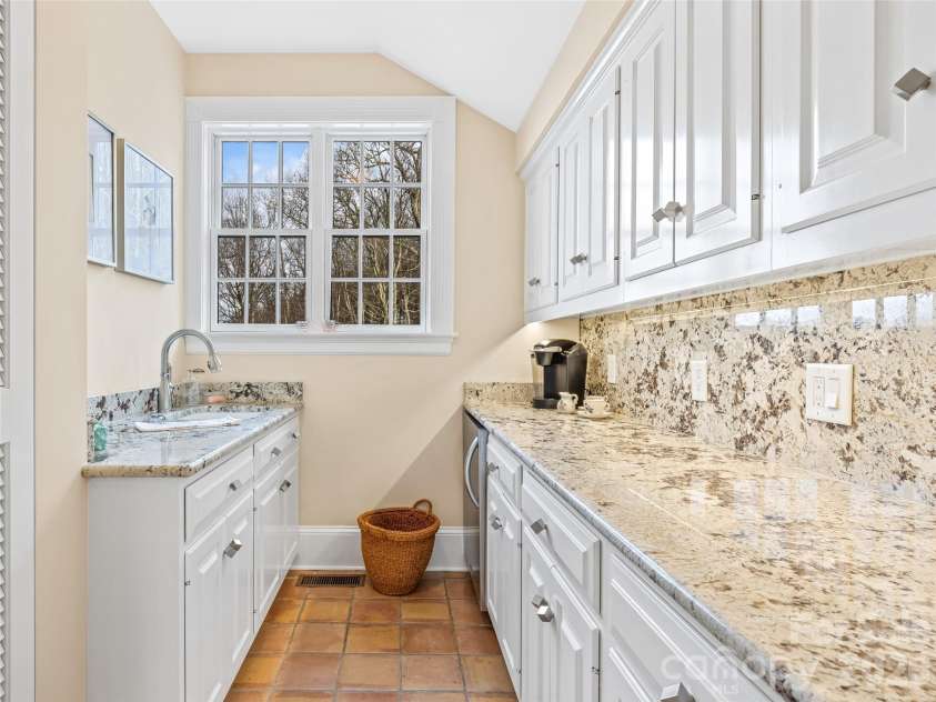 35 Peach Knob Drive, Asheville, NC 28804.  MLS# CAR4331127, YatesRealty ID 3365. 