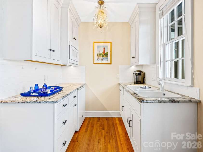 35 Peach Knob Drive, Asheville, NC 28804.  MLS# CAR4331127, YatesRealty ID 3365. Lower level bedroom suite with kitchenette