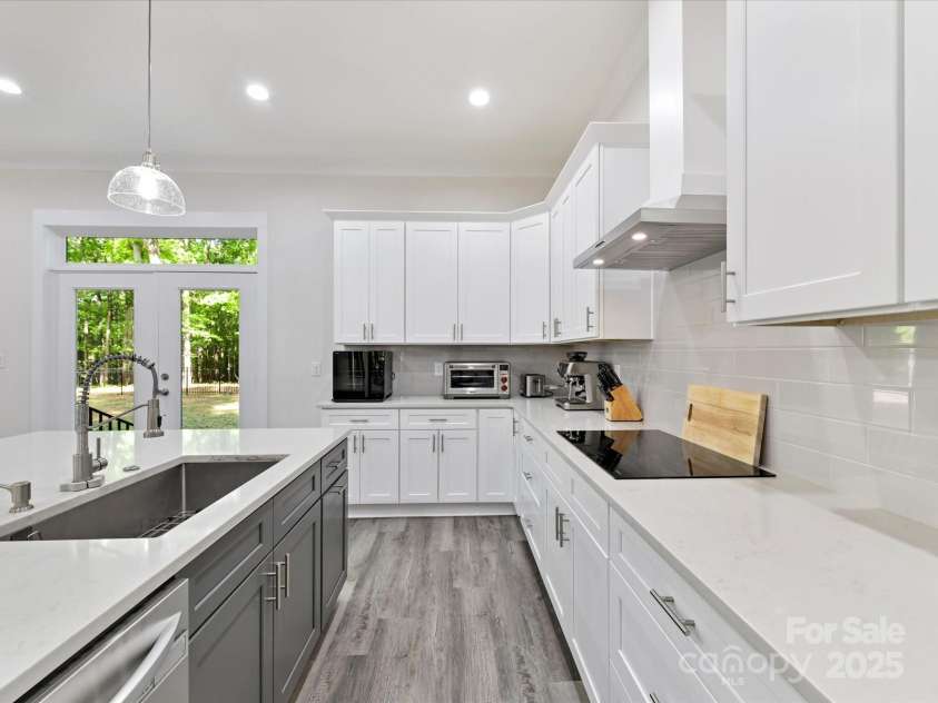 1409 Bloomsberry Lane, Waxhaw, NC 28173.  MLS# CAR4247521, YatesRealty ID 33651. Stunning kitchen