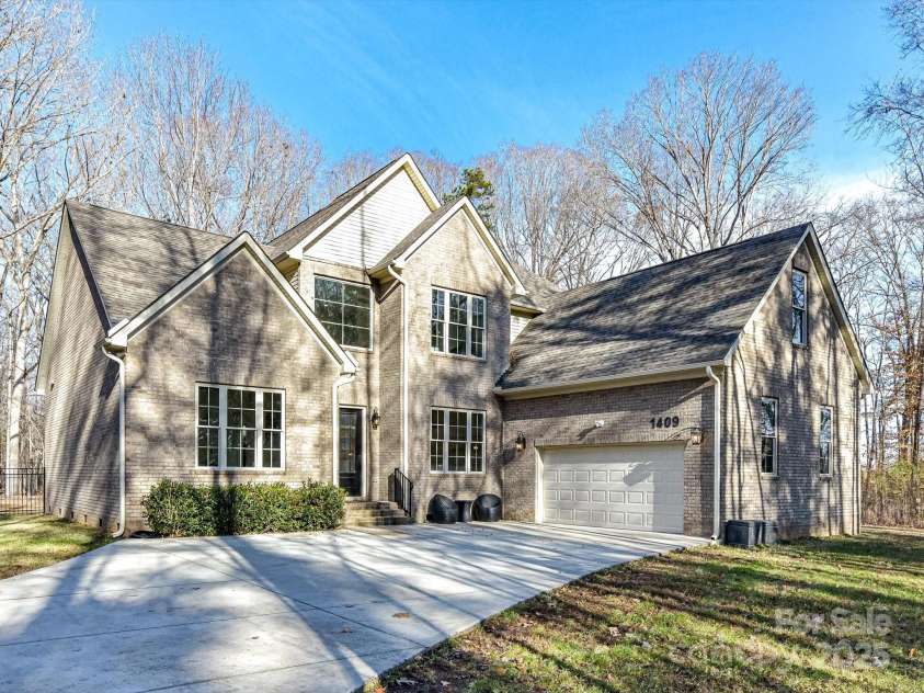 1409 BLOOMSBERRY Lane, Waxhaw, NC 28173.  MLS# CAR4331284, YatesRealty ID 33651. 