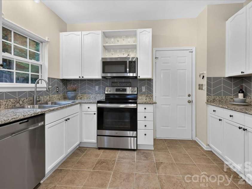 1519 Dillwin Road, Rock Hill, SC 29732.  MLS# CAR4282630, YatesRealty ID 33653. Beautiful quartz countertops throughout the kitchen.