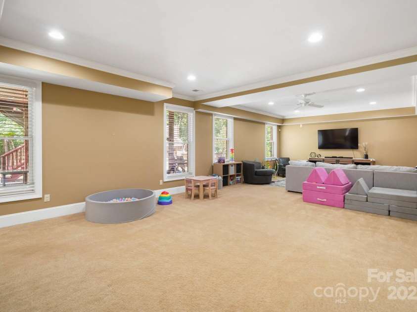 15035 Davis Trace Drive, Mint Hill, NC 28227.  MLS# CAR4282469, YatesRealty ID 33659. Finished Basement, 9 ft Ceilings, Full Kitchen