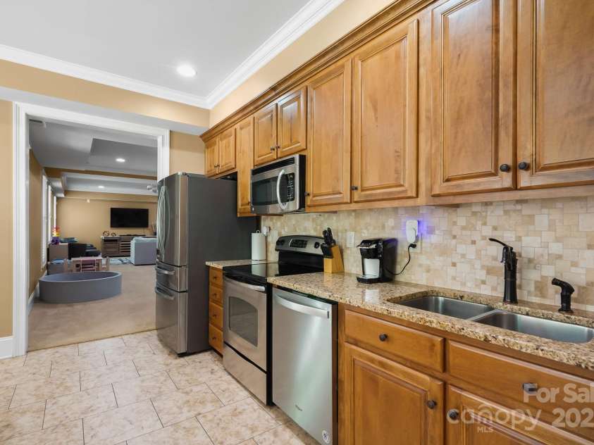 15035 Davis Trace Drive, Mint Hill, NC 28227.  MLS# CAR4282469, YatesRealty ID 33659. Finished Basement, 9 ft Ceilings, Full Kitchen