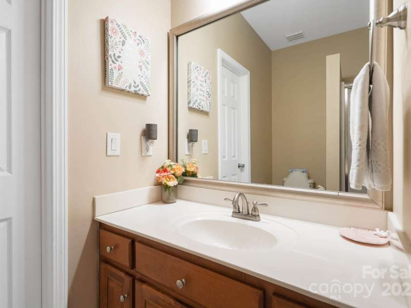 15035 Davis Trace Drive, Mint Hill, NC 28227.  MLS# CAR4282469, YatesRealty ID 33659. Jack & Jill Bath on 2nd Level