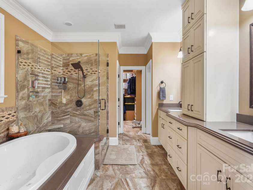 15035 Davis Trace Drive, Mint Hill, NC 28227.  MLS# CAR4282469, YatesRealty ID 33659. Primary/Master Ensuite Bath