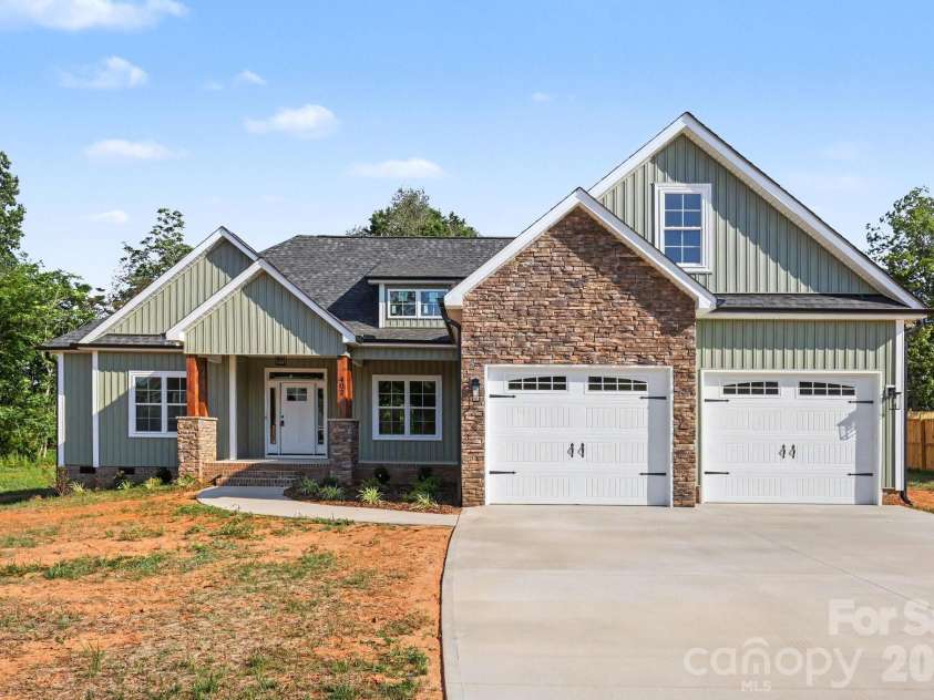402 Dorothy Drive, China Grove, NC 28023.  MLS# CAR4393216, YatesRealty ID 33659. Beautiful 3 bedroom 2 Bath and Bonus room with 2 car oversized garage!
