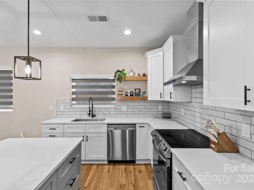 8925 Harrisburg Road, Charlotte, NC 28215.  MLS# CAR4287461, YatesRealty ID 33661. 