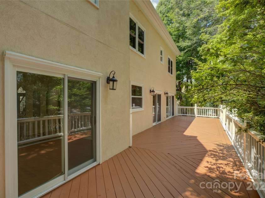15608 Woodland Ridge Lane, Charlotte, NC 28278.  MLS# CAR4283839, YatesRealty ID 33663. 