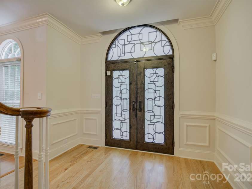15608 Woodland Ridge Lane, Charlotte, NC 28278.  MLS# CAR4283839, YatesRealty ID 33663. Grand open entryway