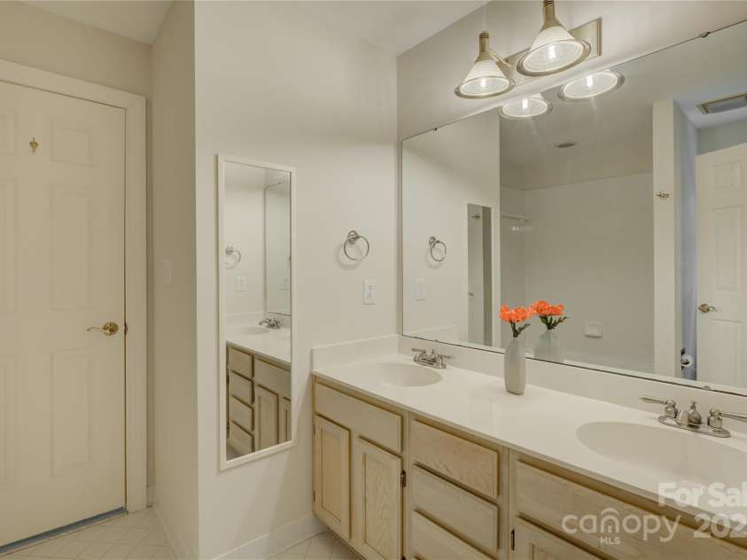 15608 Woodland Ridge Lane, Charlotte, NC 28278.  MLS# CAR4283839, YatesRealty ID 33663. Jack & Jill Bathroom