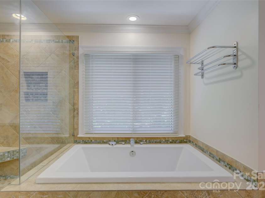15608 Woodland Ridge Lane, Charlotte, NC 28278.  MLS# CAR4283839, YatesRealty ID 33663. Large soaking tub