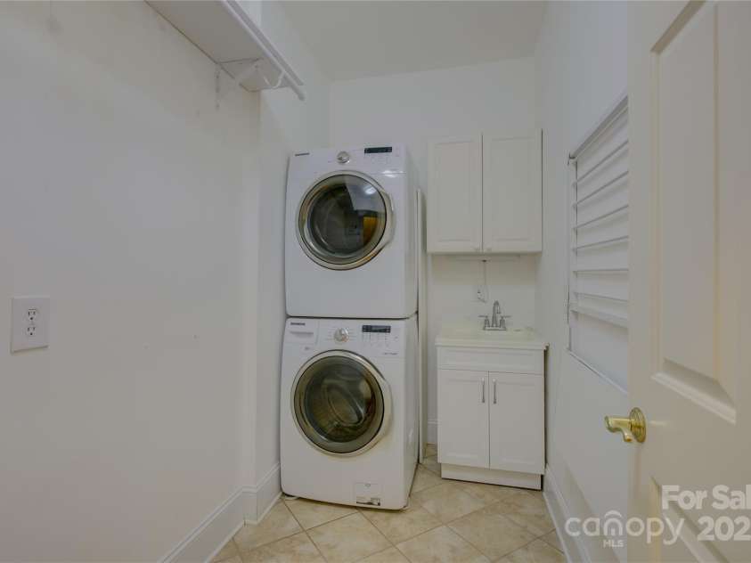 15608 Woodland Ridge Lane, Charlotte, NC 28278.  MLS# CAR4283839, YatesRealty ID 33663. Main level laundry room