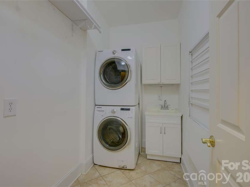 15608 Woodland Ridge Lane, Charlotte, NC 28278.  MLS# CAR4283839, YatesRealty ID 33663. Main level laundry room