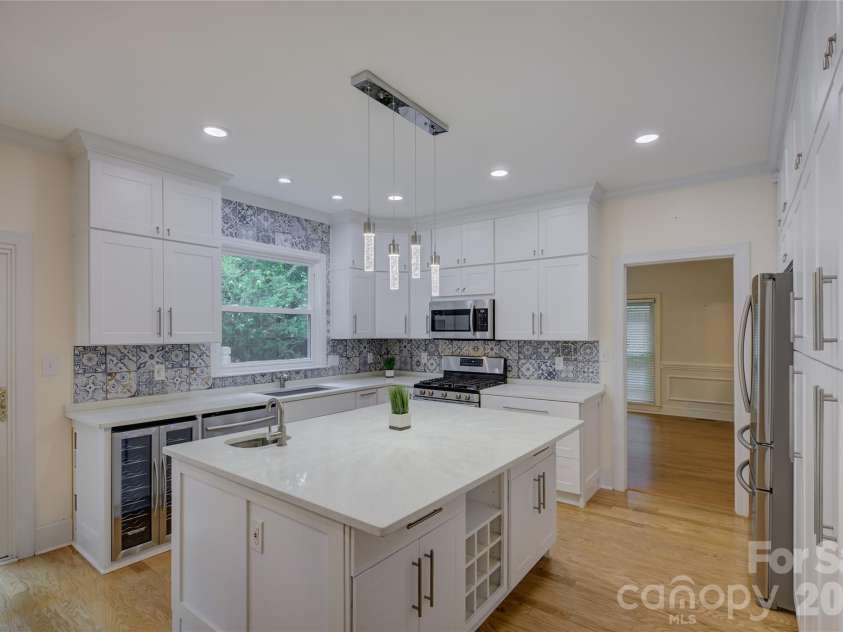 15608 Woodland Ridge Lane, Charlotte, NC 28278.  MLS# CAR4283839, YatesRealty ID 33663. Recently updated kitchen with expansive island