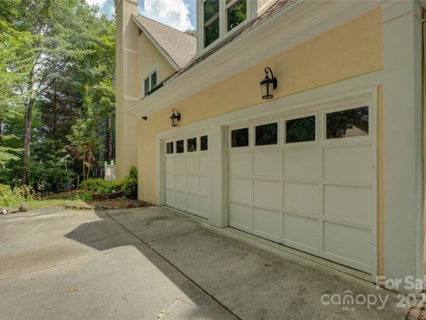 15608 Woodland Ridge Lane, Charlotte, NC 28278.  MLS# CAR4283839, YatesRealty ID 33663. Side load garage