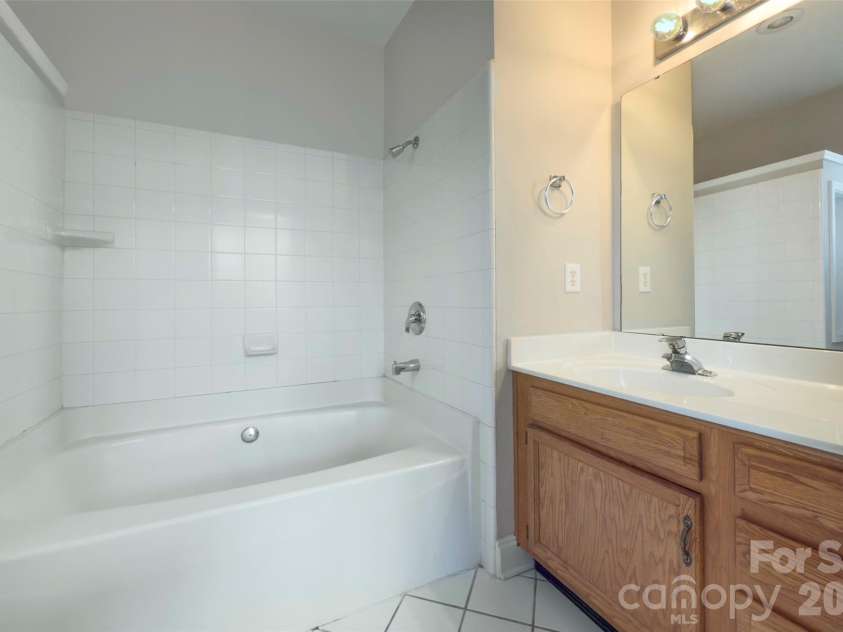 1515 Ranlo Avenue, Charlotte, NC 28204.  MLS# CAR4397021, YatesRealty ID 33669. 