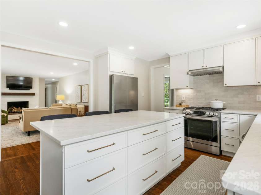 1301 Barden Road, Charlotte, NC 28226.  MLS# CAR4397756, YatesRealty ID 33671. Kitchen