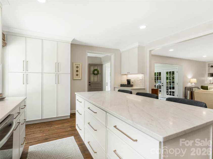 1301 Barden Road, Charlotte, NC 28226.  MLS# CAR4397756, YatesRealty ID 33671. Kitchen