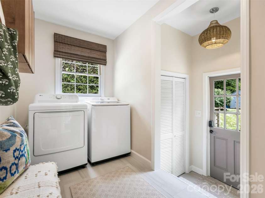 1301 Barden Road, Charlotte, NC 28226.  MLS# CAR4397756, YatesRealty ID 33671. Laundry Mudroom